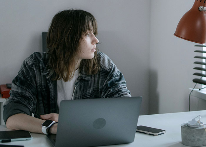 Woman Gets Lucky With An Extremely Easy Job For A Medium Salary, Confesses How She Feels About It