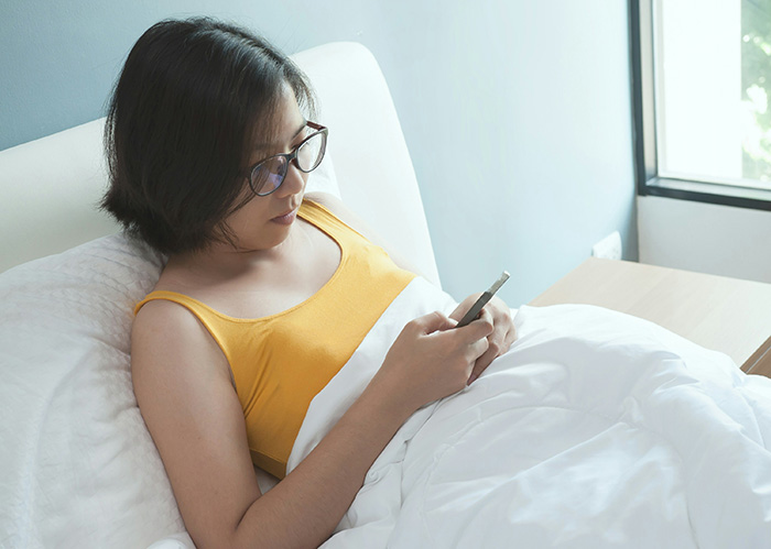 Woman Has To Look At Husband&rsquo;s Old Pics With Ex, But What She Overhears Next Makes It Worse