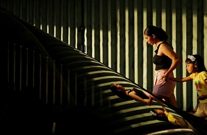This Street Photographer Captures The Kind Of Moments Most People Walk Right Past (75 Pics) This Street Photographer Captures The Kind Of Moments Most People Walk Right Past (75 Pics)