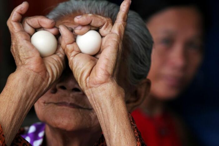 This Street Photographer Captures The Kind Of Moments Most People Walk Right Past (75 Pics) This Street Photographer Captures The Kind Of Moments Most People Walk Right Past (75 Pics)
