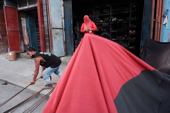 This Street Photographer Captures The Kind Of Moments Most People Walk Right Past (75 Pics) This Street Photographer Captures The Kind Of Moments Most People Walk Right Past (75 Pics)