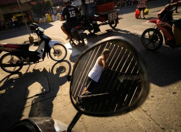 This Street Photographer Captures The Kind Of Moments Most People Walk Right Past (75 Pics) This Street Photographer Captures The Kind Of Moments Most People Walk Right Past (75 Pics)