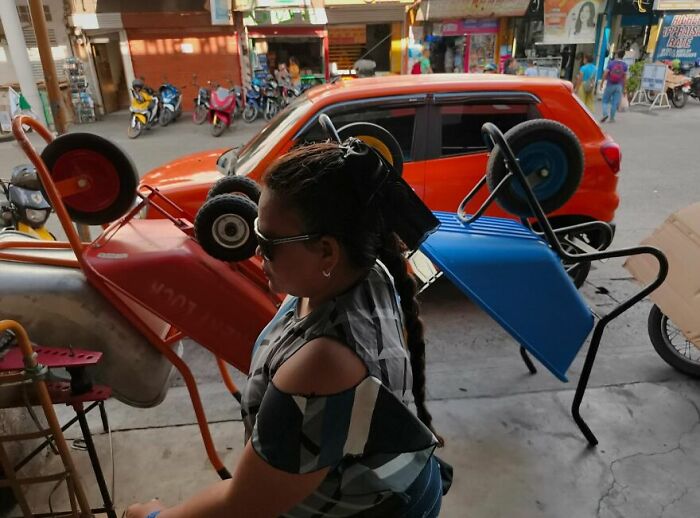This Street Photographer Captures The Kind Of Moments Most People Walk Right Past (75 Pics) This Street Photographer Captures The Kind Of Moments Most People Walk Right Past (75 Pics)