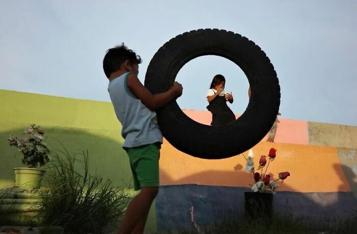 This Street Photographer Captures The Kind Of Moments Most People Walk Right Past (75 Pics) This Street Photographer Captures The Kind Of Moments Most People Walk Right Past (75 Pics)