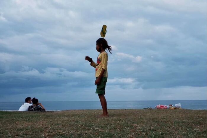 This Street Photographer Captures The Kind Of Moments Most People Walk Right Past (75 Pics) This Street Photographer Captures The Kind Of Moments Most People Walk Right Past (75 Pics)