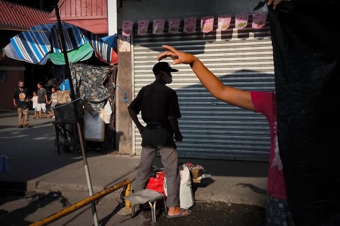This Street Photographer Captures The Kind Of Moments Most People Walk Right Past (75 Pics) This Street Photographer Captures The Kind Of Moments Most People Walk Right Past (75 Pics)