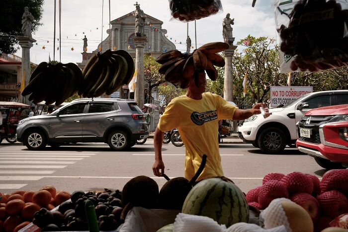 This Street Photographer Captures The Kind Of Moments Most People Walk Right Past (75 Pics) This Street Photographer Captures The Kind Of Moments Most People Walk Right Past (75 Pics)