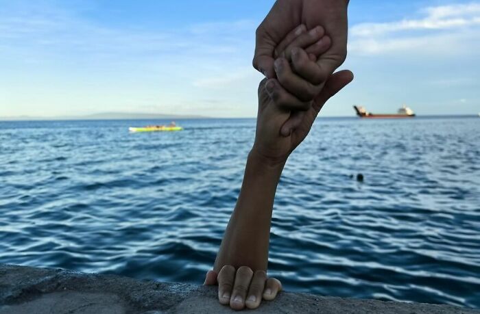 This Street Photographer Captures The Kind Of Moments Most People Walk Right Past (75 Pics) This Street Photographer Captures The Kind Of Moments Most People Walk Right Past (75 Pics)