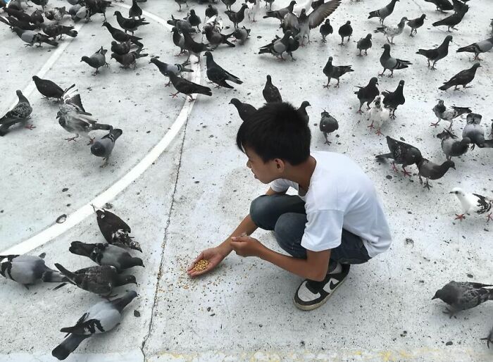This Street Photographer Captures The Kind Of Moments Most People Walk Right Past (75 Pics) This Street Photographer Captures The Kind Of Moments Most People Walk Right Past (75 Pics)