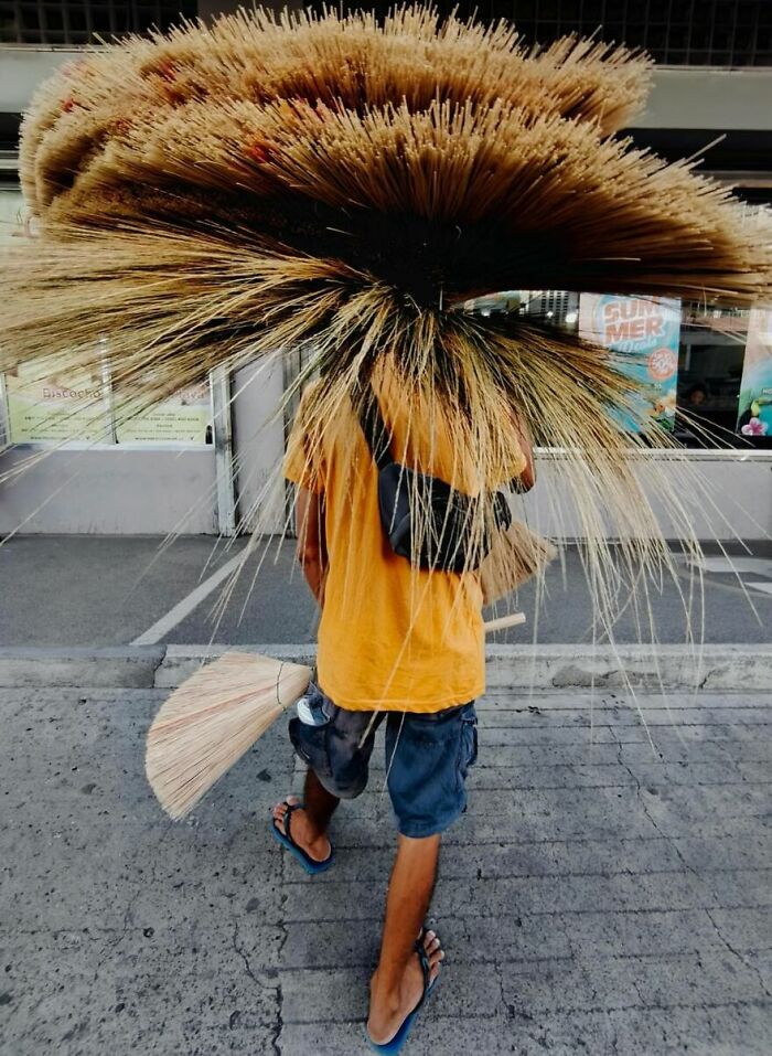 This Street Photographer Captures The Kind Of Moments Most People Walk Right Past (75 Pics) This Street Photographer Captures The Kind Of Moments Most People Walk Right Past (75 Pics)