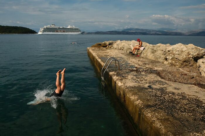 This Street Photographer Captures The Kind Of Moments Most People Walk Right Past (75 Pics) This Street Photographer Captures The Kind Of Moments Most People Walk Right Past (75 Pics)