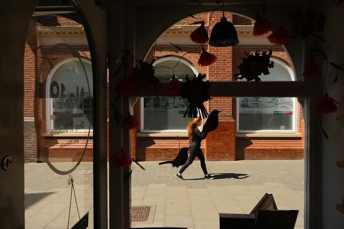 This Street Photographer Captures The Kind Of Moments Most People Walk Right Past (75 Pics) This Street Photographer Captures The Kind Of Moments Most People Walk Right Past (75 Pics)