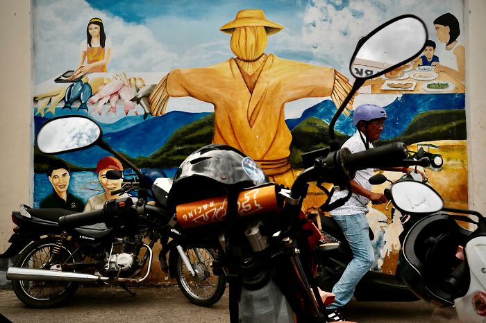 This Street Photographer Captures The Kind Of Moments Most People Walk Right Past (75 Pics) This Street Photographer Captures The Kind Of Moments Most People Walk Right Past (75 Pics)