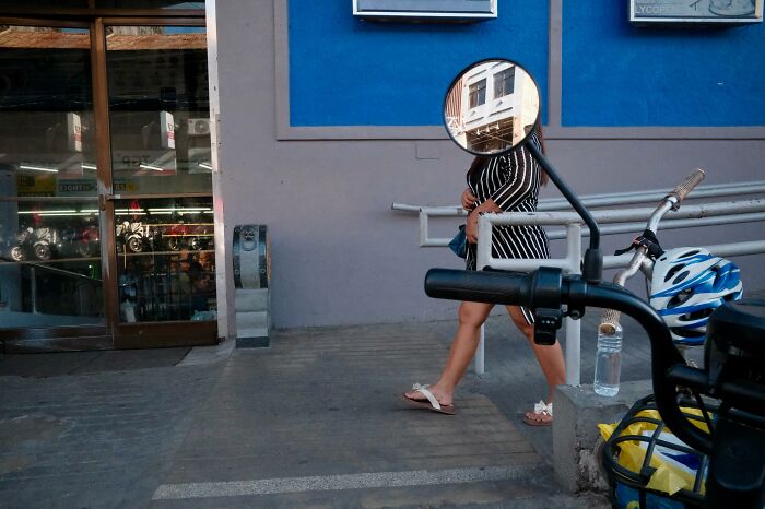 This Street Photographer Captures The Kind Of Moments Most People Walk Right Past (75 Pics) This Street Photographer Captures The Kind Of Moments Most People Walk Right Past (75 Pics)