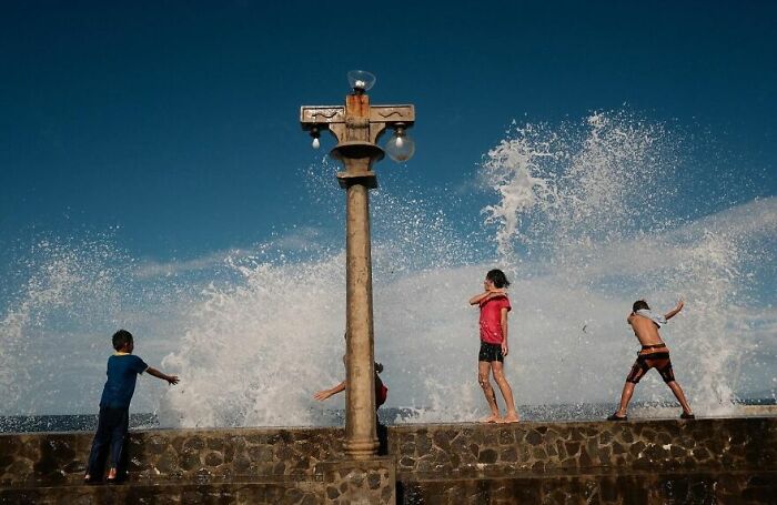 This Street Photographer Captures The Kind Of Moments Most People Walk Right Past (75 Pics) This Street Photographer Captures The Kind Of Moments Most People Walk Right Past (75 Pics)
