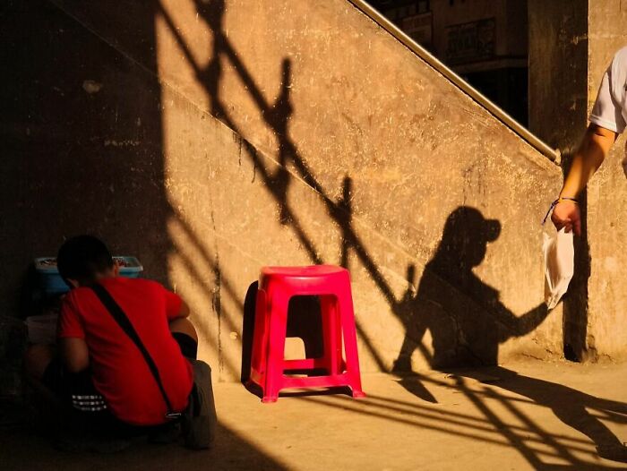 This Street Photographer Captures The Kind Of Moments Most People Walk Right Past (75 Pics) This Street Photographer Captures The Kind Of Moments Most People Walk Right Past (75 Pics)