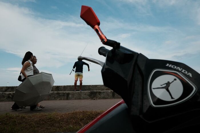 This Street Photographer Captures The Kind Of Moments Most People Walk Right Past (75 Pics) This Street Photographer Captures The Kind Of Moments Most People Walk Right Past (75 Pics)