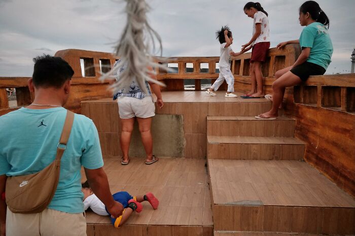 This Street Photographer Captures The Kind Of Moments Most People Walk Right Past (75 Pics) This Street Photographer Captures The Kind Of Moments Most People Walk Right Past (75 Pics)