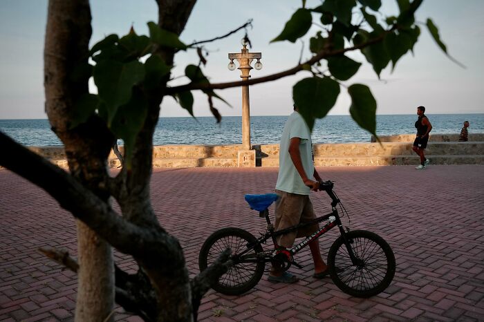 This Street Photographer Captures The Kind Of Moments Most People Walk Right Past (75 Pics) This Street Photographer Captures The Kind Of Moments Most People Walk Right Past (75 Pics)