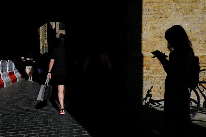 This Street Photographer Captures The Kind Of Moments Most People Walk Right Past (75 Pics) This Street Photographer Captures The Kind Of Moments Most People Walk Right Past (75 Pics)