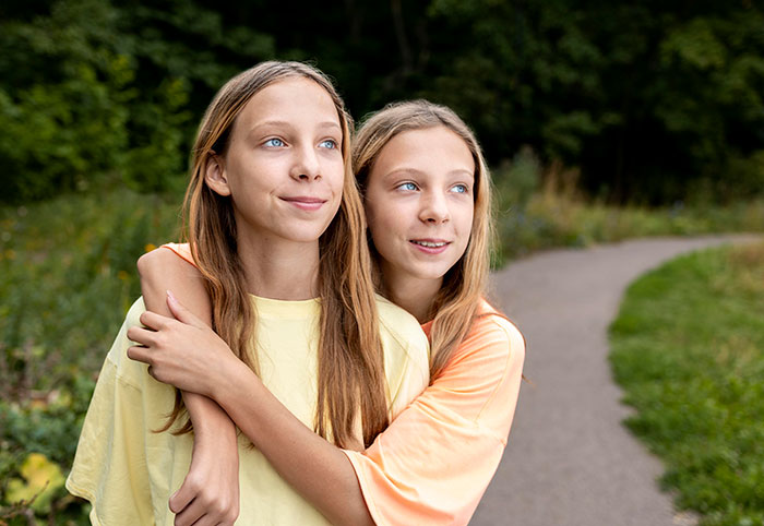 Woman Forgets She Has An Identical Twin, Nearly Pepper-Sprays The Guy Who Mistakes Her For Her Sis Woman Forgets She Has An Identical Twin, Nearly Pepper-Sprays The Guy Who Mistakes Her For Her Sis