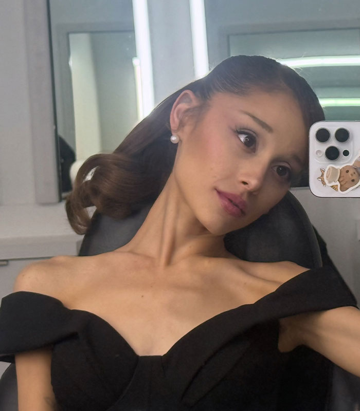 “Hoping She’s Going To Be OK”: Recent Ariana Grande Pic Has People Concerned As They Compare Her To Young Fan “Hoping She’s Going To Be OK”: Recent Ariana Grande Pic Has People Concerned As They Compare Her To Young Fan