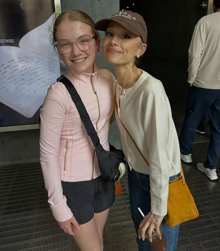 “Hoping She’s Going To Be OK”: Recent Ariana Grande Pic Has People Concerned As They Compare Her To Young Fan “Hoping She’s Going To Be OK”: Recent Ariana Grande Pic Has People Concerned As They Compare Her To Young Fan