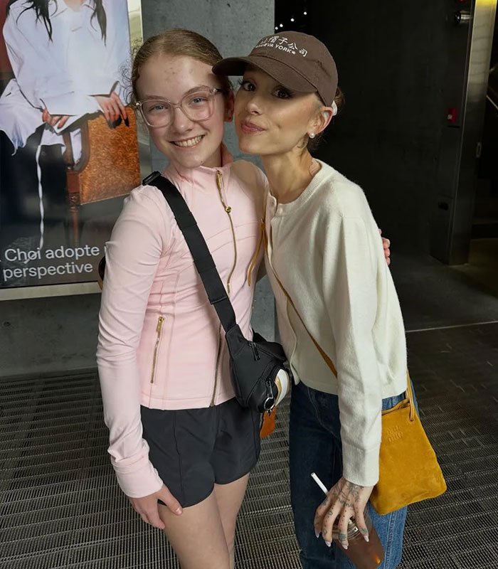 “Hoping She’s Going To Be OK”: Recent Ariana Grande Pic Has People Concerned As They Compare Her To Young Fan “Hoping She’s Going To Be OK”: Recent Ariana Grande Pic Has People Concerned As They Compare Her To Young Fan