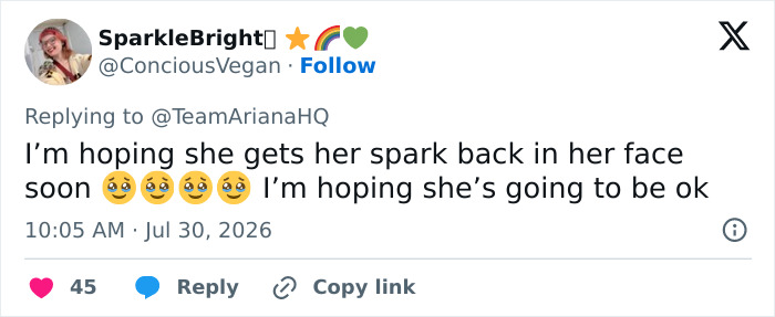 “Hoping She’s Going To Be OK”: Recent Ariana Grande Pic Has People Concerned As They Compare Her To Young Fan “Hoping She’s Going To Be OK”: Recent Ariana Grande Pic Has People Concerned As They Compare Her To Young Fan