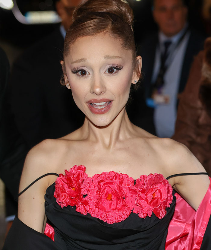 “Hoping She’s Going To Be OK”: Recent Ariana Grande Pic Has People Concerned As They Compare Her To Young Fan “Hoping She’s Going To Be OK”: Recent Ariana Grande Pic Has People Concerned As They Compare Her To Young Fan