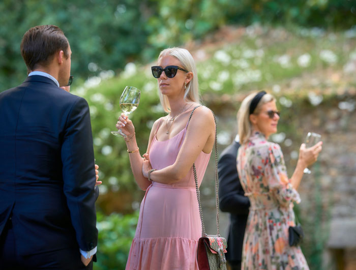 Woman Is So Desperate For A Husband That She Does Everything To “Win” The Wedding Bouquet Toss