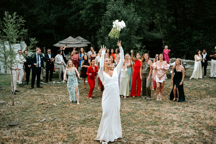 Woman Is So Desperate For A Husband That She Does Everything To “Win” The Wedding Bouquet Toss