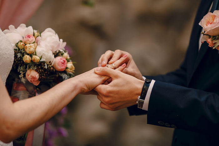BF Refuses To Propose Without Her Estranged Father’s Blessing And His GF Wonders Who She Is Dating