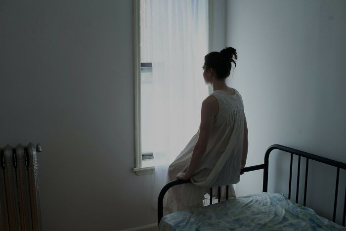 &ldquo;I Sleep With A Light On To This Day&rdquo;: 66 Unsettling Childhood Memories That Still Give People Chills Today