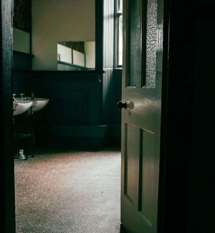 &ldquo;I Sleep With A Light On To This Day&rdquo;: 66 Unsettling Childhood Memories That Still Give People Chills Today