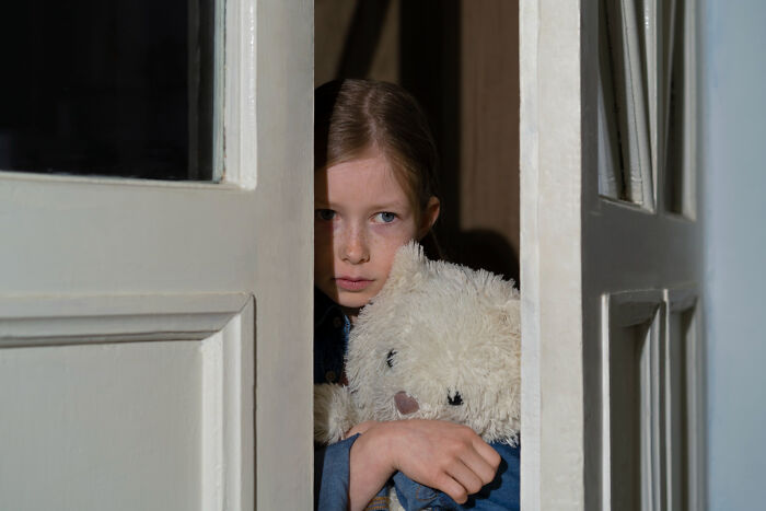 &ldquo;I Sleep With A Light On To This Day&rdquo;: 66 Unsettling Childhood Memories That Still Give People Chills Today