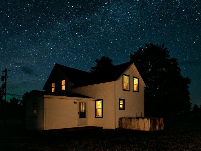 &ldquo;I Sleep With A Light On To This Day&rdquo;: 66 Unsettling Childhood Memories That Still Give People Chills Today