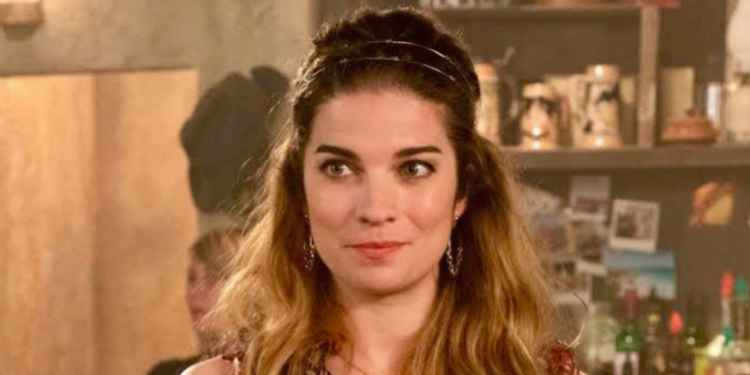 Annie Murphy in Schitt's Creek (2020) Annie Murphy in Schitt's Creek (2020)