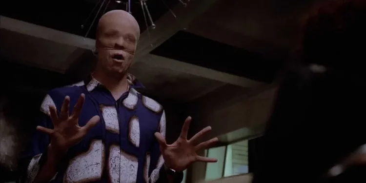 Tom Noonan posing in the movie Manhunter Tom Noonan posing in the movie Manhunter