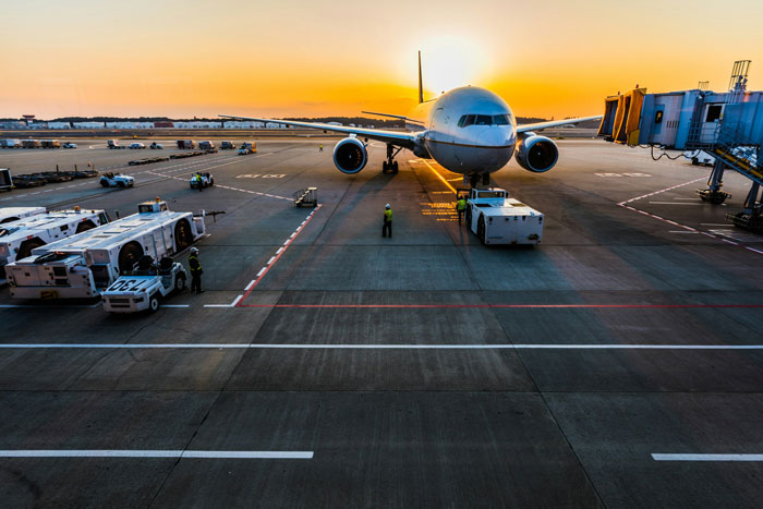 Toxic Parents Try To Stop 18YO Daughter From Leaving The Country, Airport Security Shuts Them Down Toxic Parents Try To Stop 18YO Daughter From Leaving The Country, Airport Security Shuts Them Down