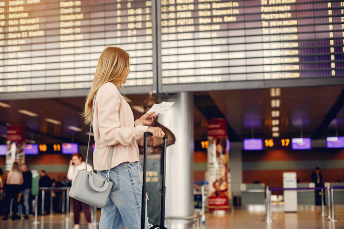 Toxic Parents Try To Stop 18YO Daughter From Leaving The Country, Airport Security Shuts Them Down Toxic Parents Try To Stop 18YO Daughter From Leaving The Country, Airport Security Shuts Them Down