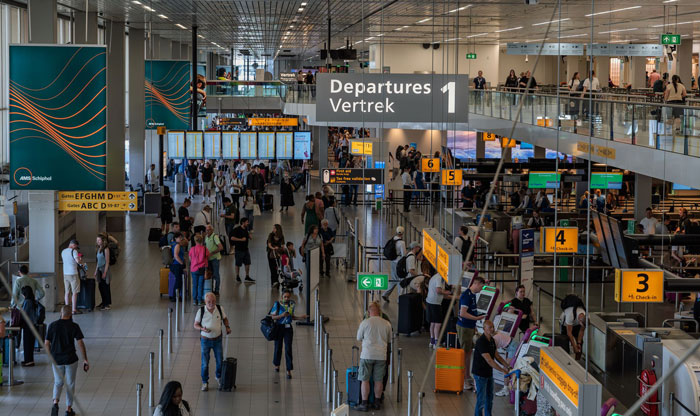 Toxic Parents Try To Stop 18YO Daughter From Leaving The Country, Airport Security Shuts Them Down Toxic Parents Try To Stop 18YO Daughter From Leaving The Country, Airport Security Shuts Them Down