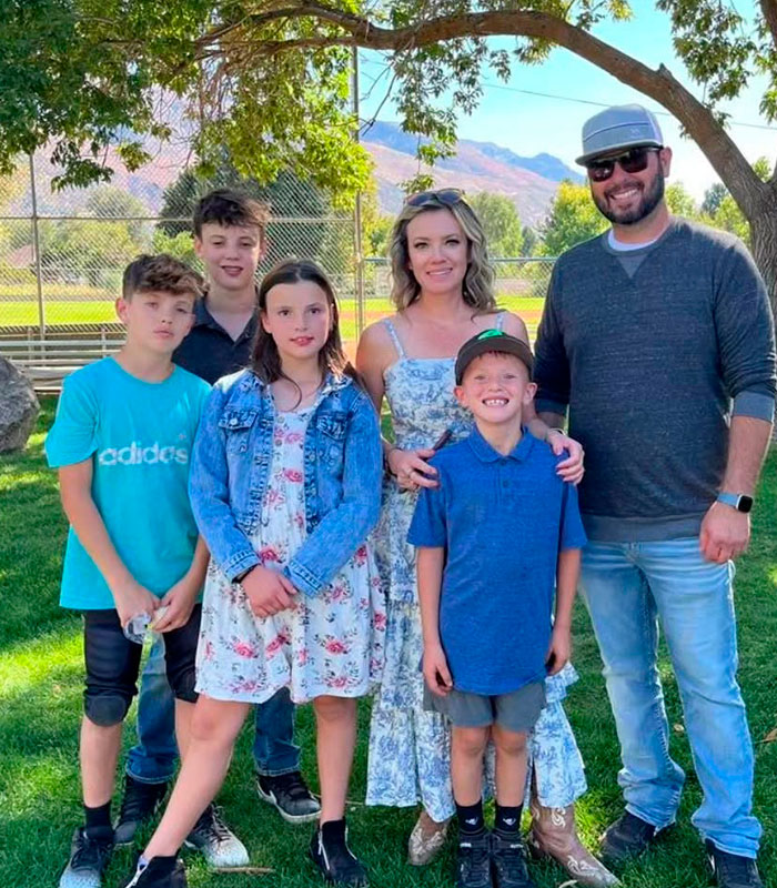 Mom-Of-Four Attacked By Spiders Biting Her Whole Body On Camping Trip, Now Fighting For Her Life In Hospital Mom-Of-Four Attacked By Spiders Biting Her Whole Body On Camping Trip, Now Fighting For Her Life In Hospital