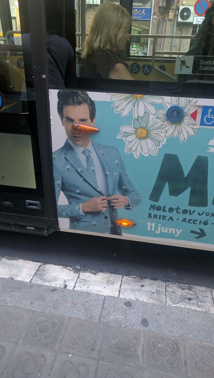 64 Times Boring Ads Became Much More Interesting And Hilarious Because Of Their Placement 64 Times Boring Ads Became Much More Interesting And Hilarious Because Of Their Placement