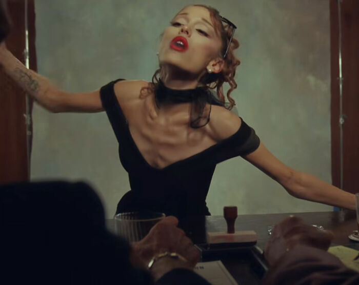 “Me When I Lie”: Ariana Grande Stops Show To Give 4-Minute Speech Explaining Sudden Decision To “Step Back” “Me When I Lie”: Ariana Grande Stops Show To Give 4-Minute Speech Explaining Sudden Decision To “Step Back”