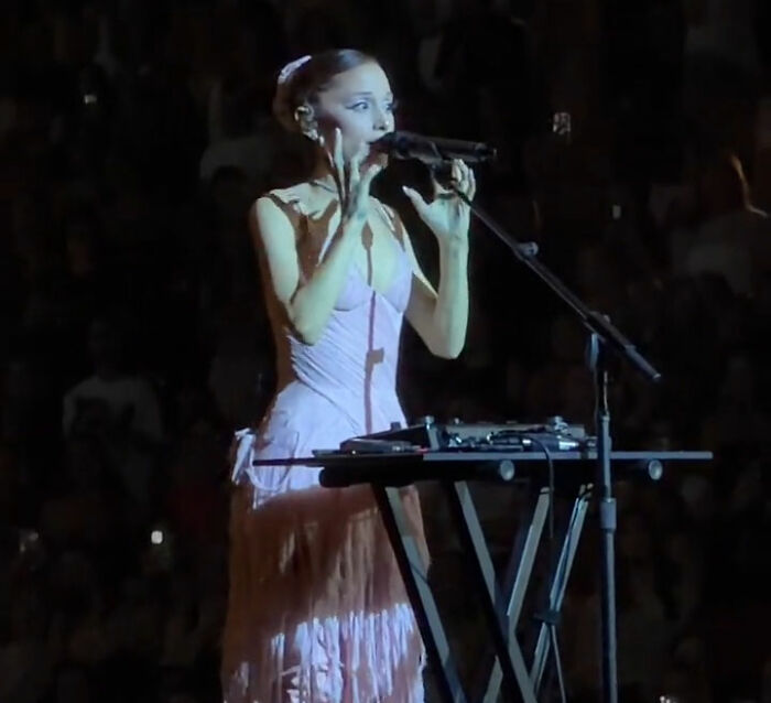 “Me When I Lie”: Ariana Grande Stops Show To Give 4-Minute Speech Explaining Sudden Decision To “Step Back” “Me When I Lie”: Ariana Grande Stops Show To Give 4-Minute Speech Explaining Sudden Decision To “Step Back”