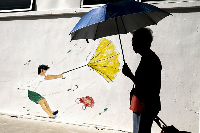 47 Images From The Edge Street Photography Awards That Turn Ordinary Scenes Into Art And Comedy 47 Images From The Edge Street Photography Awards That Turn Ordinary Scenes Into Art And Comedy