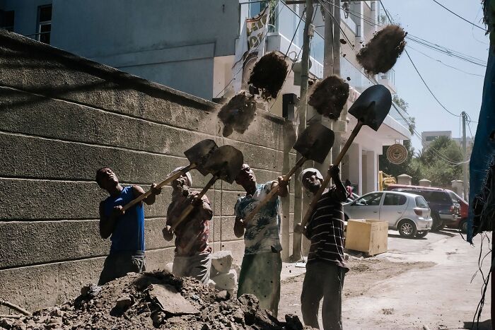47 Images From The Edge Street Photography Awards That Turn Ordinary Scenes Into Art And Comedy 47 Images From The Edge Street Photography Awards That Turn Ordinary Scenes Into Art And Comedy