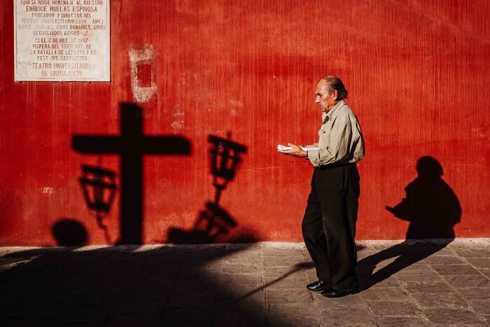47 Images From The Edge Street Photography Awards That Turn Ordinary Scenes Into Art And Comedy 47 Images From The Edge Street Photography Awards That Turn Ordinary Scenes Into Art And Comedy
