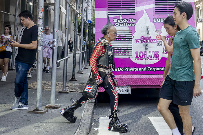 47 Images From The Edge Street Photography Awards That Turn Ordinary Scenes Into Art And Comedy 47 Images From The Edge Street Photography Awards That Turn Ordinary Scenes Into Art And Comedy